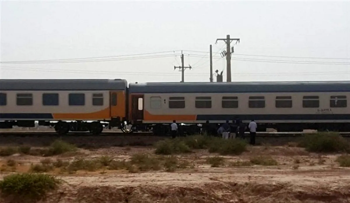 خروج قطار تهران ـ زاهدان  بر اثر طوفان شن