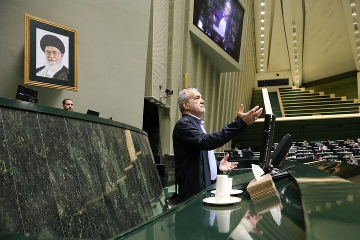 حضور رئیس‌جمهور برای تقدیم لایحه بودجه ۱۴۰۴ مجلس/ پزشکیان: بر اساس تعهدات با مردم، بودجه نوشتیم/ هزینه تمام شده بنزین ۸۰۰۰ تومان است