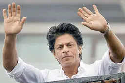 برخورد جالب شاهرخ خان با یک دختر محجبه 