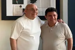 جامی که امیر به عشق حشمت خان می‌گیرد