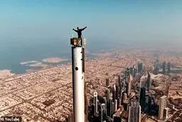 تصاویر ویل اسمیت 53 ساله بر فراز بلندترین برج جهان