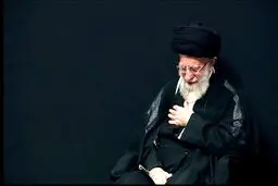  لحظاتی از سینه‌زنی رهبر انقلاب در مراسم عزاداری شب عاشورا