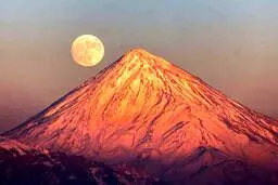 لحظات دیدنی از تابش نور خورشید بر فراز قله دماوند