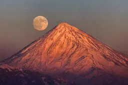 لحظات دیدنی از تابش نور خورشید بر فراز قله دماوند