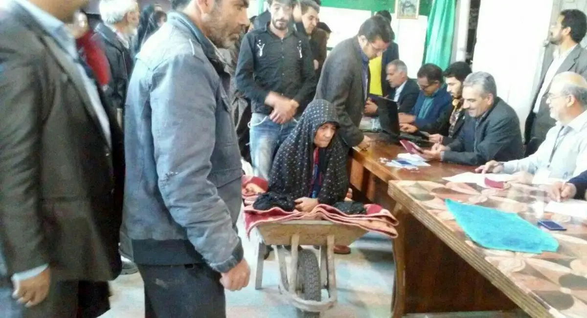 صحنه‌ای زیبا و ارزشمند در انتخابات/ عکس