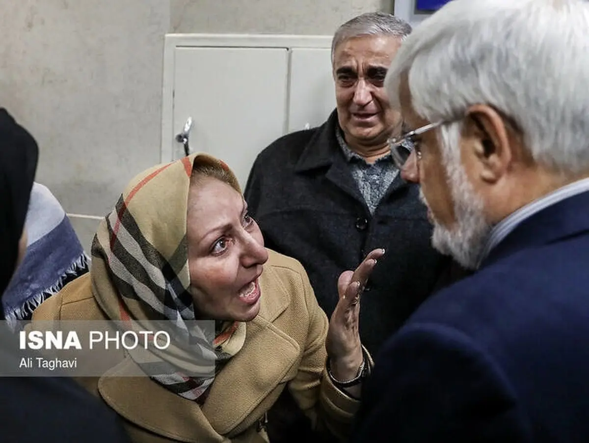 فریادهای مادر یکی از دانشجویان بر سر عارف/ عکس