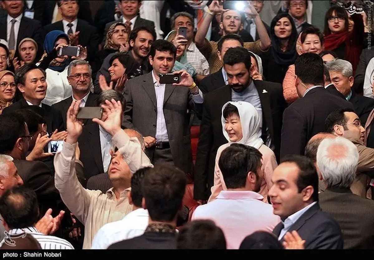 سلفی یک ایرانی با رئیس جمهور کره جنوبی/ عکس