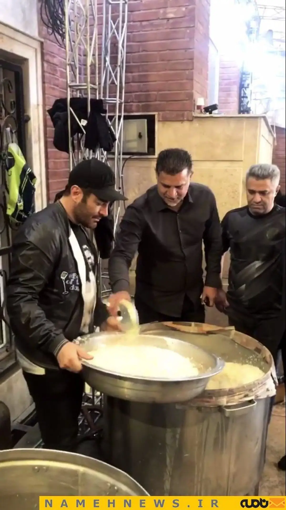 علی دایی و محمدرضا گلزار پای دیگ نذری/عکس