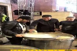 علی دایی و محمدرضا گلزار پای دیگ نذری/عکس