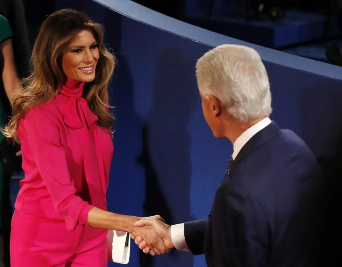 خوش‌و‌بش همسران ترامپ و هیلاری در حاشیه مناظره/عکس