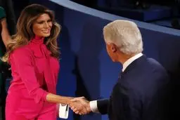 خوش‌و‌بش همسران ترامپ و هیلاری در حاشیه مناظره/عکس