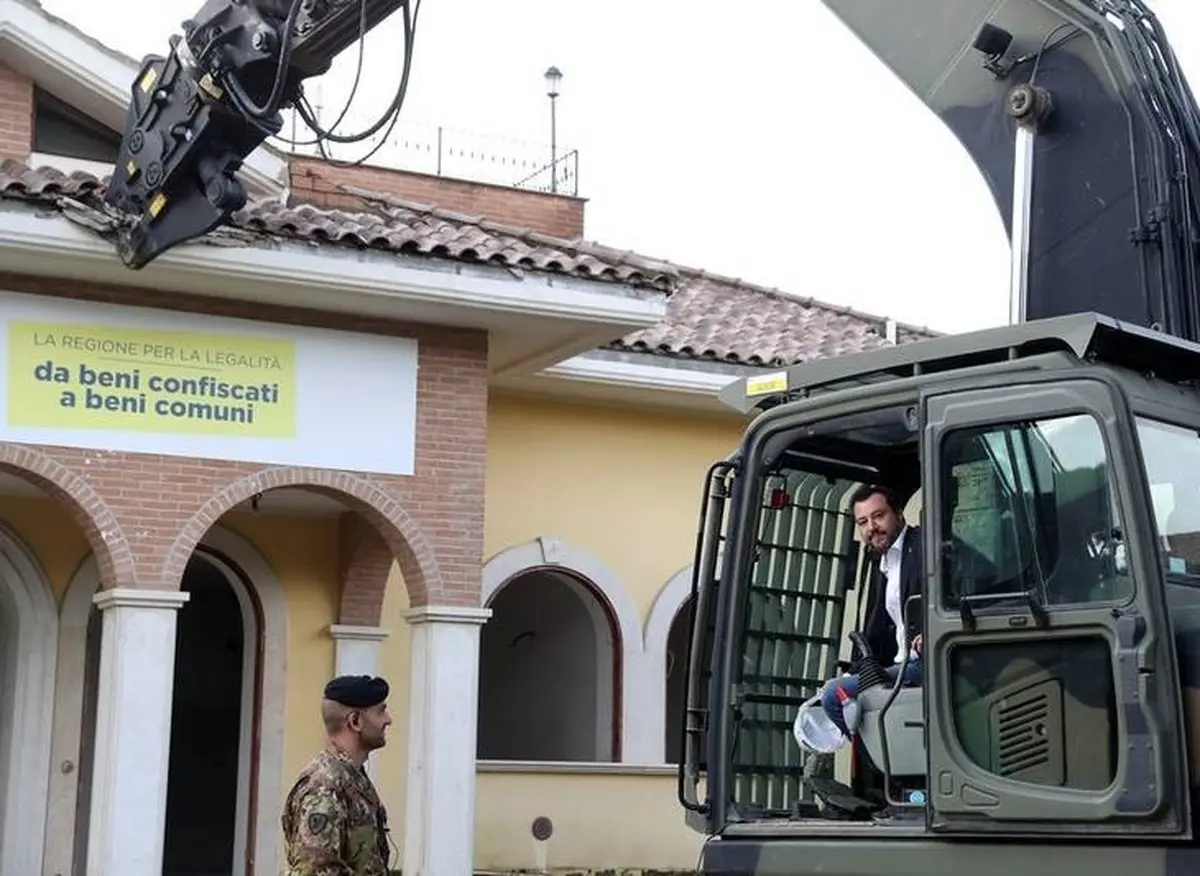 تخریب ویلایی لوکس توسط وزیر کشور ایتالیا / تصاویر