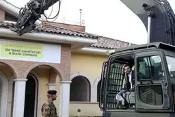 تخریب ویلایی لوکس توسط وزیر کشور ایتالیا / تصاویر