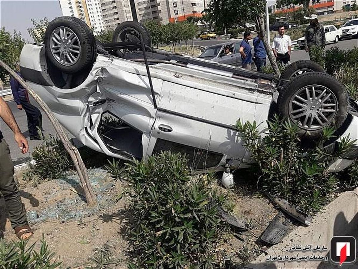 تصادف شدید پژو۲۰۶ با تندر۹۰ در بزرگراه آزادگان/تصاویر