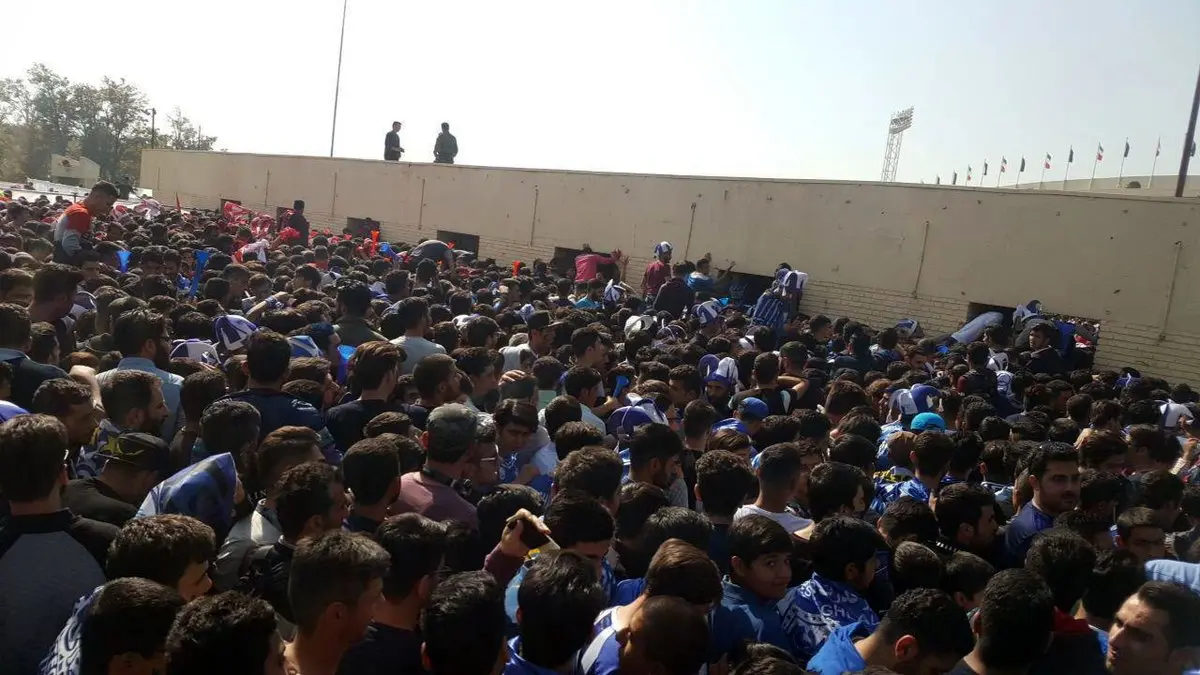 ازدحام هواداران پرسپولیس و استقلال پشت در استادیوم آزادی/عکس