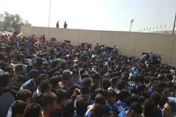 ازدحام هواداران پرسپولیس و استقلال پشت در استادیوم آزادی/عکس