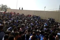 ازدحام هواداران پرسپولیس و استقلال پشت در استادیوم آزادی/عکس