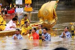 جشنی عجیب به نام «اوم فرادام نام» + تصاویر