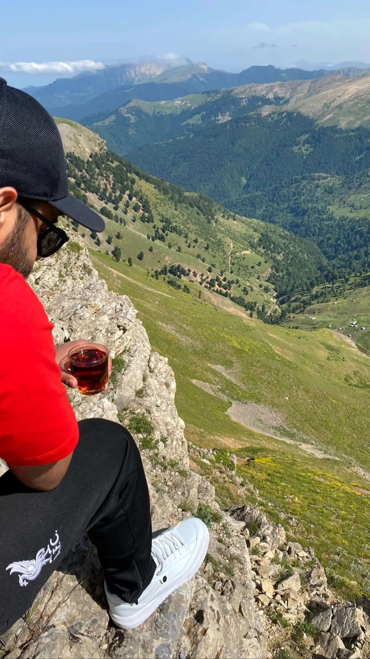 رضا بهرام اینجوری تو طبیعت بکر خلوت می کند + عکس