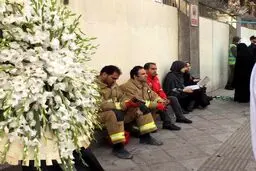 تصاویر / دعا و نیایش خانواده آتش‌نشانان در زیر آوار مانده در پلاسکو