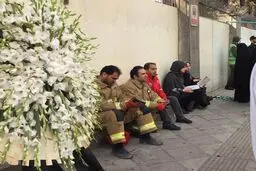 تصاویر / دعا و نیایش خانواده آتش‌نشانان در زیر آوار مانده در پلاسکو