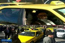 عکسی از یک امام جمعه که بعد از نماز با تاکسی رایگان به منزل بازگشت