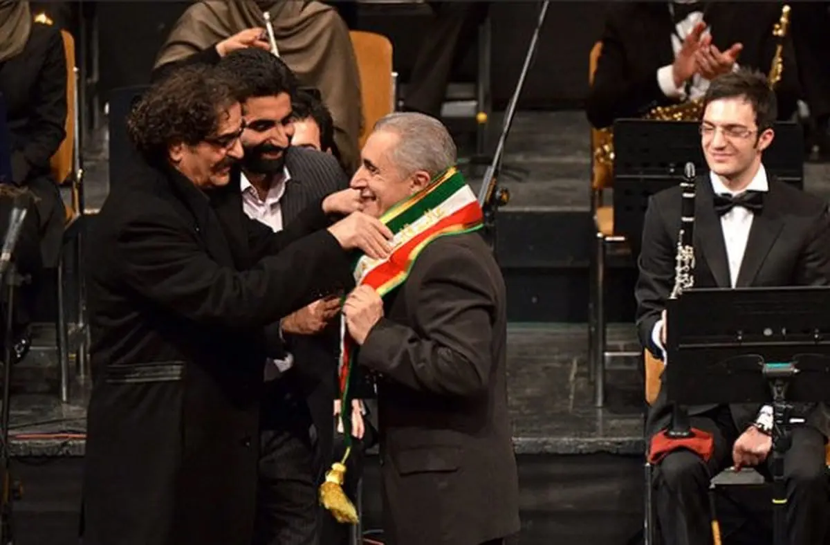 نشان شوالیه ایران بر شانه‌های خواننده آذری/عکس