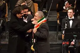 نشان شوالیه ایران بر شانه‌های خواننده آذری/عکس