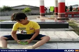 تنهایی هانی نوروزی در کنار مزار پدر/ عکس