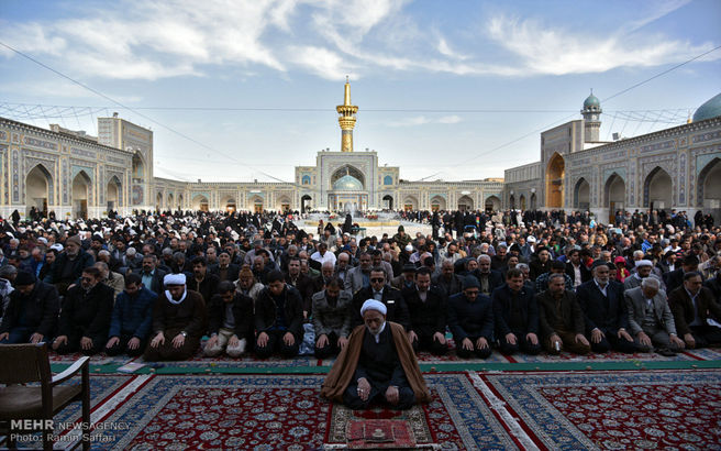 تصاویری از اقامه نماز باران در صحن حرم رضوی‎