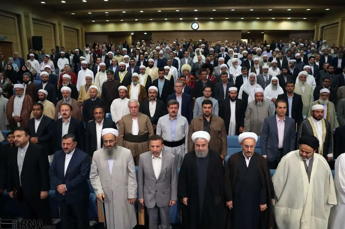 تصاویری از دیدار صمیمی روحانی با علما و فرهیختگان اهل سنت