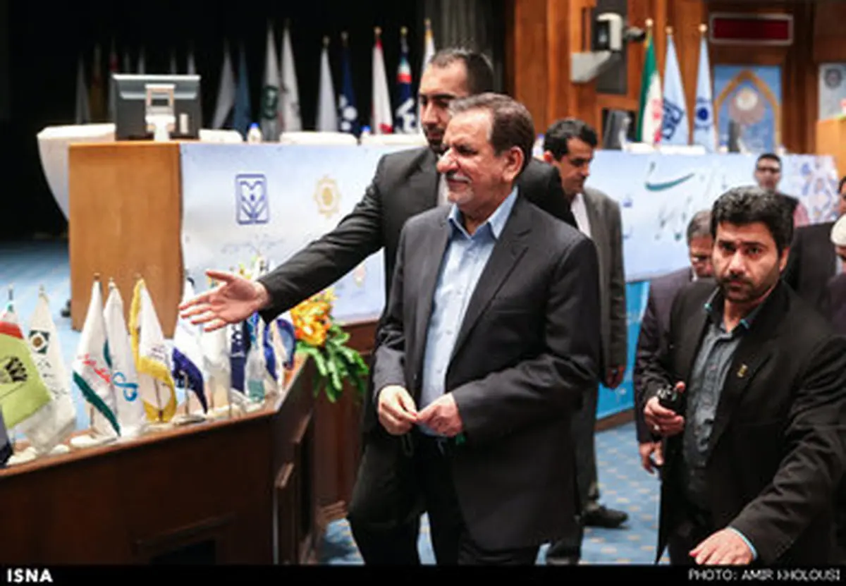 حاشیه‌های تصویری اختتامیه بیست و پنجمین همایش بانکداری اسلامی/ خوابیدن در یکی از همایش‌های مهم نظام بانکی کشور