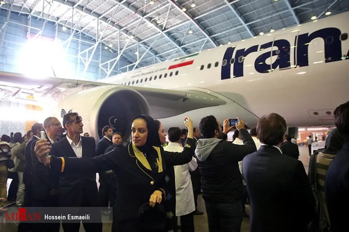 سلفی مهماندار زن ایرانی با هواپیمای جدید/عکس