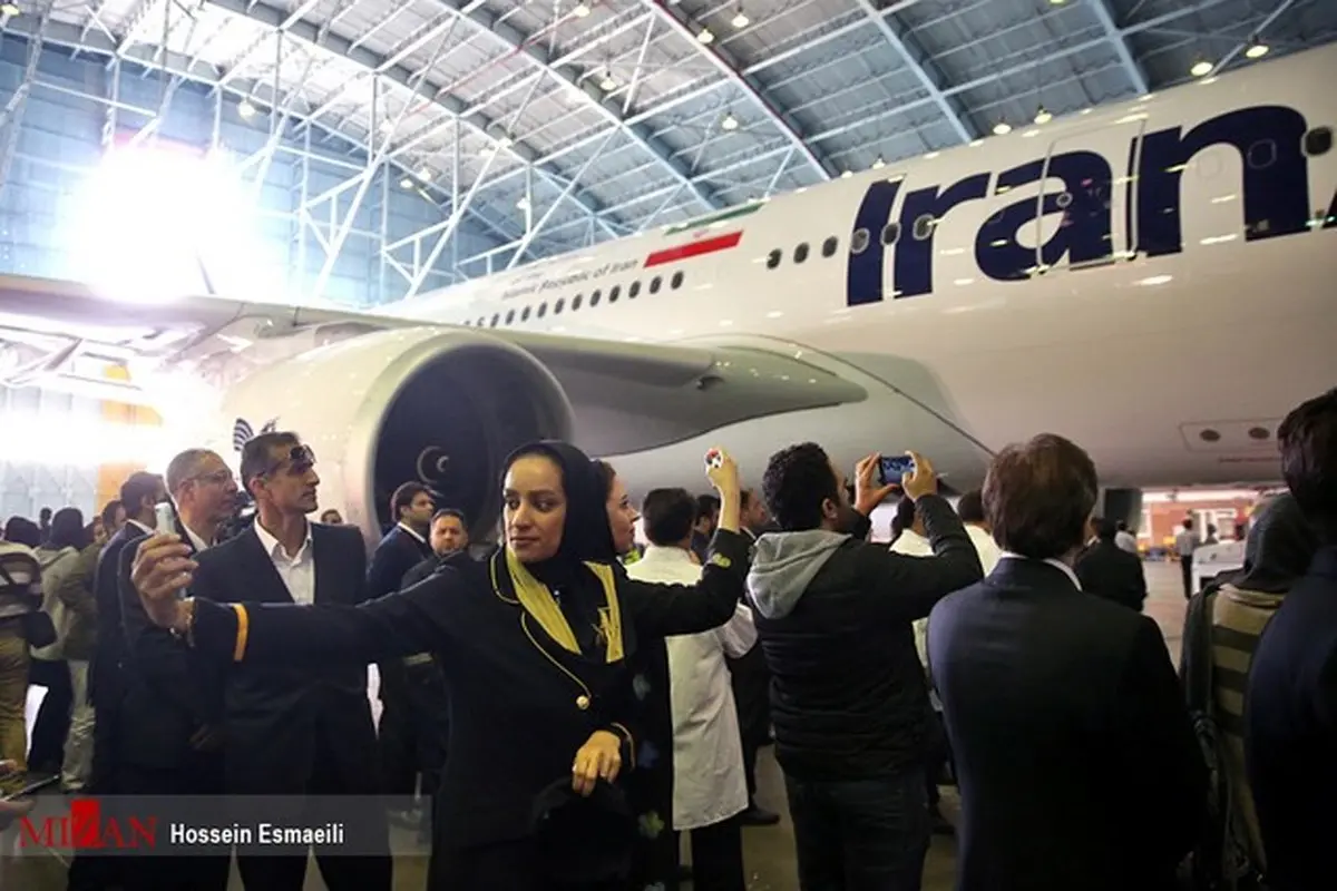 سلفی مهماندار زن ایرانی با هواپیمای جدید/عکس