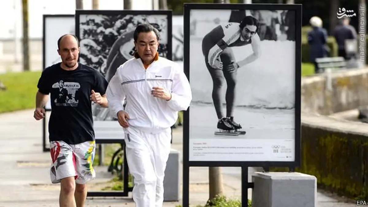 دویدن وزیر خارجه چین در خیابان‌های سوئیس /عکس