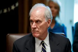 اخراج وزیر نیروی دریایی آمریکا به دلیل مخالفت با ترامپ!