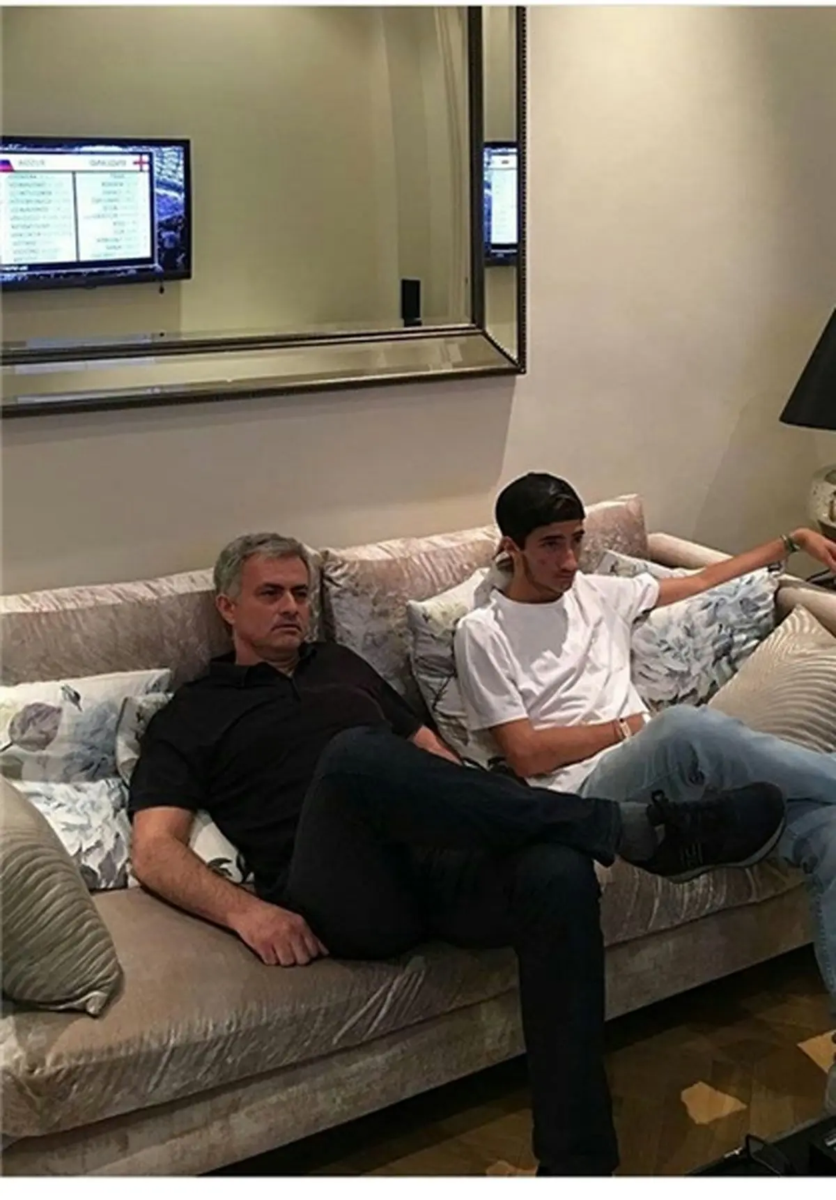 مورینیو و پسرش مشغول تماشای دیدار یورو+عکس