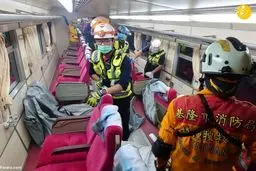 خروج مرگبار قطار از ریل در تایوان خبرساز شد+عکس‌ها