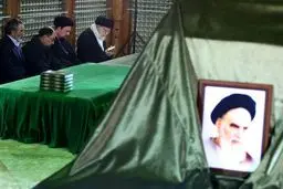 حضور رهبرانقلاب بر مزار آیت الله هاشمی رفسنجانی/عکس