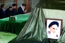 حضور رهبرانقلاب بر مزار آیت الله هاشمی رفسنجانی/عکس