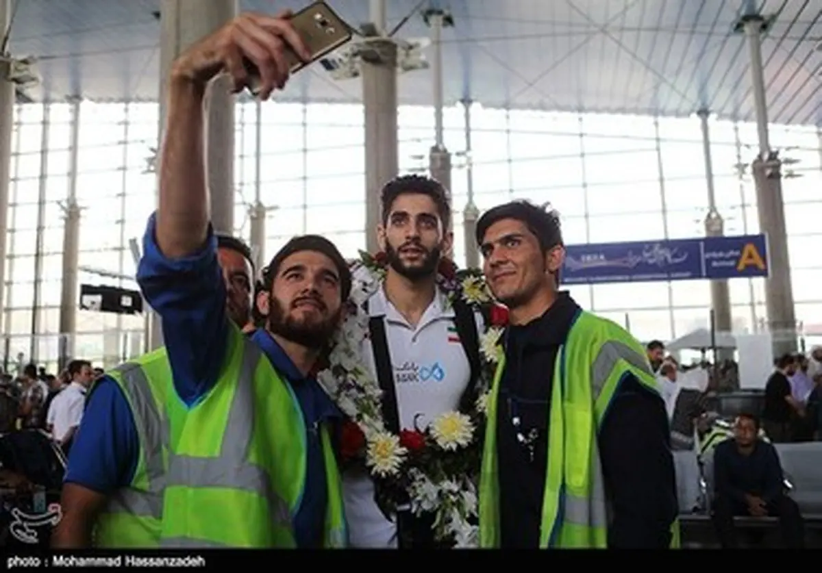 بازار داغ سلفی در استقبال از والیبالیست ها/ تصاویر