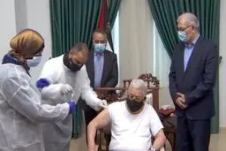 اولین عکس از محمود عباس درحال تزریق واکسن کرونا/ آغاز واکسیناسیون در فلسطین، از امروز