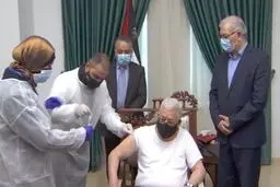 اولین عکس از محمود عباس درحال تزریق واکسن کرونا/ آغاز واکسیناسیون در فلسطین، از امروز