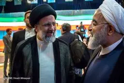 خوش و بش روحانی و رئیسی در پشت صحنه مناظره/عکس