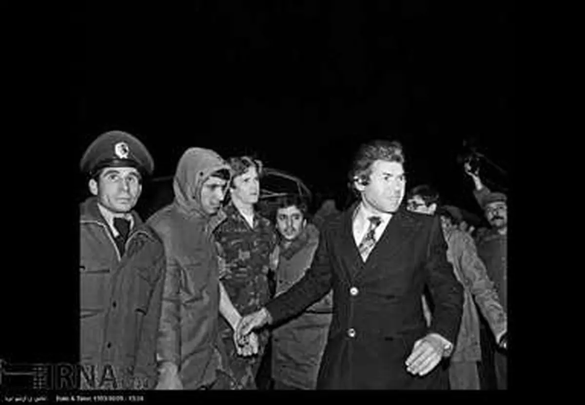 بازخوانی تصویری آزاد شدن گروگان‌های آمریکایی در 30 دی 1359