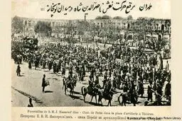تصویری از تشییع جنازه ناصرالدین شاه در میدان توپخانه