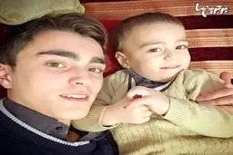 عکس سلفی سید احمد خمینی در کنار برادرش