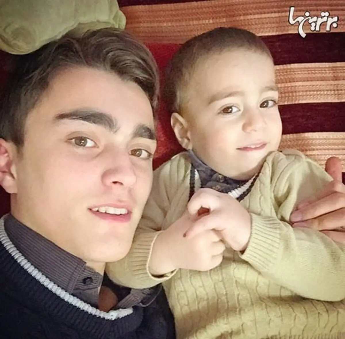 عکس سلفی سید احمد خمینی در کنار برادرش