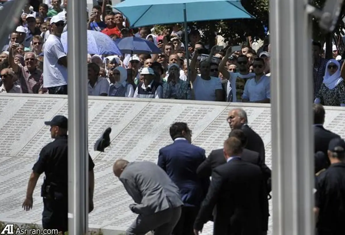 حمله به نخست وزیر صربستان با سنگ و بطری و کفش در سالگرد کشتار سربرنیتسا +عکس