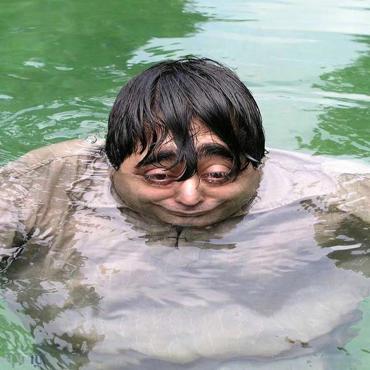 عکس عجیب و بامزه رضا شفیعی‌جم در آب